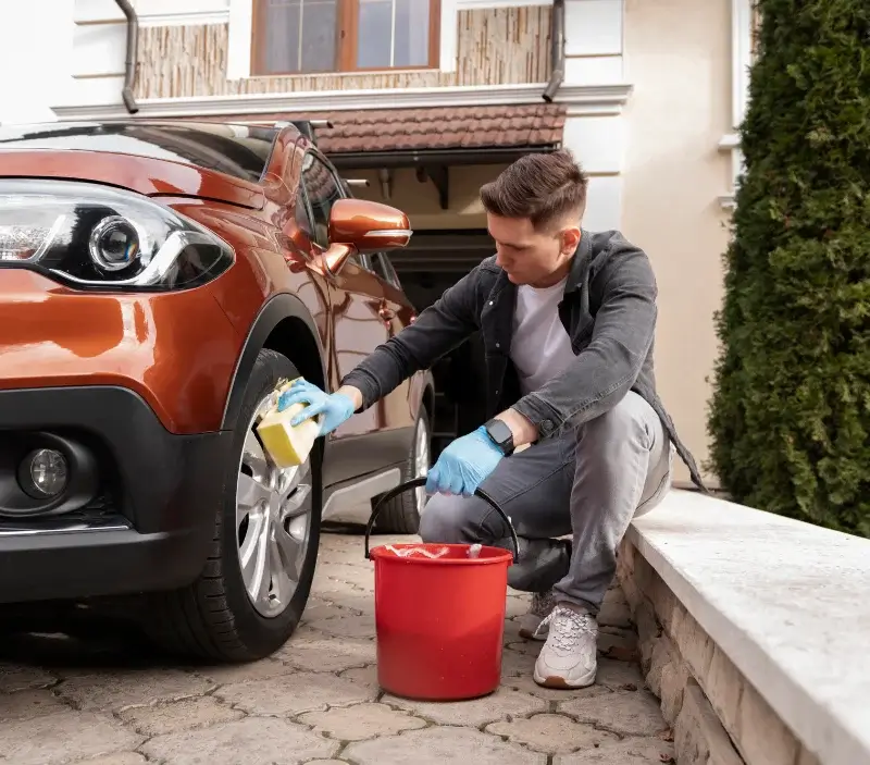 Lavage auto à domicile Pédernec : professionnel intervenant sur un véhicule